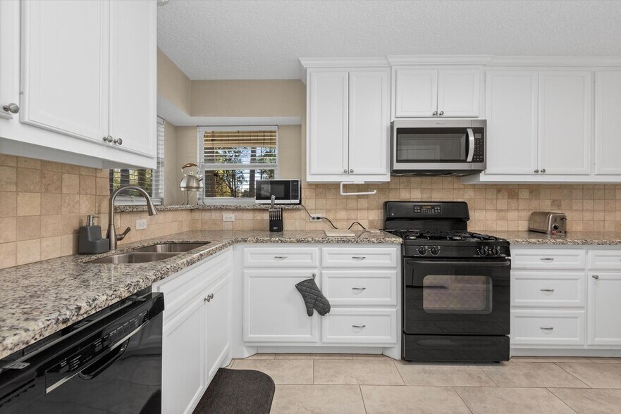 Building Photo - 16835 W Maglitto Cir