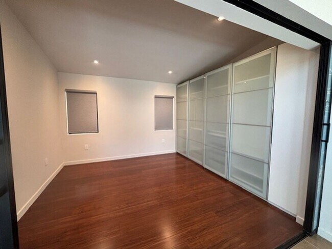 Building Photo - 1 Bed 1 Bath in North Hills Available Now