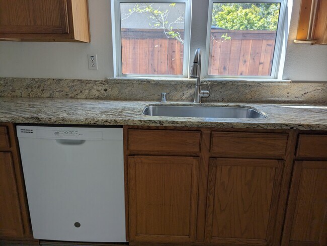 Building Photo - 5 Holtz Ct