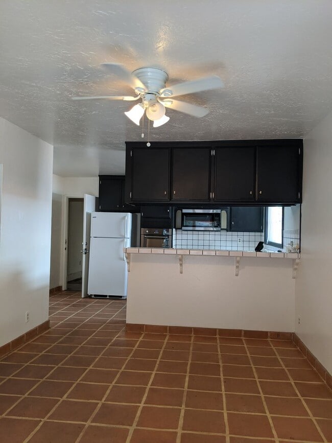 Building Photo - 4 BEDROOM 2 BATH ON CUL-DE-SAC AND LARGE YARD!