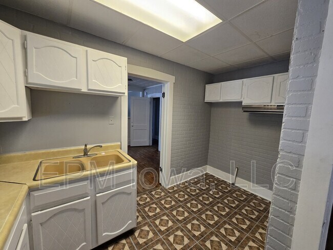 Building Photo - 543 Sumner St