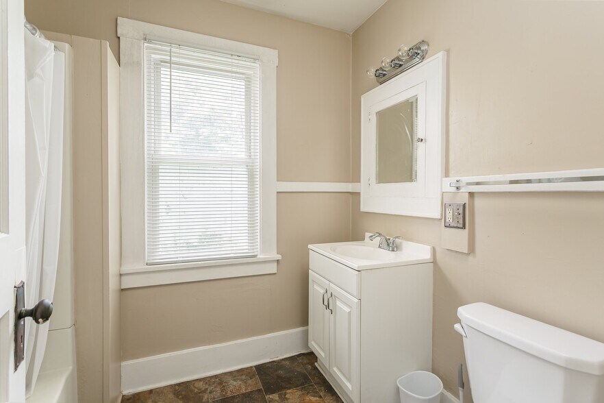 Building Photo - 4 Carroll Pl