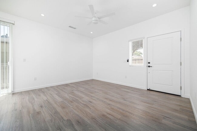 Building Photo - 4bd/2ba home with AC, off street parking and private yard!