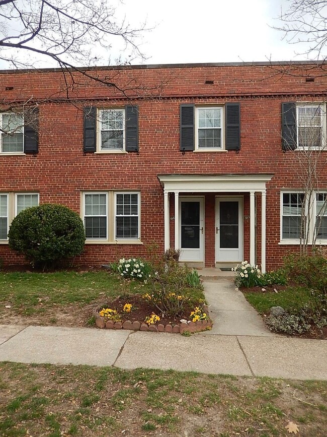 Building Photo - Charming 1 Bed 1 Bath Townhome Style Condo In Historic Arlington Village