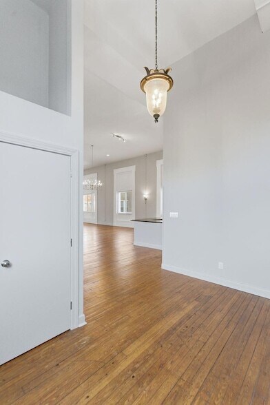 Building Photo - 500 Main St