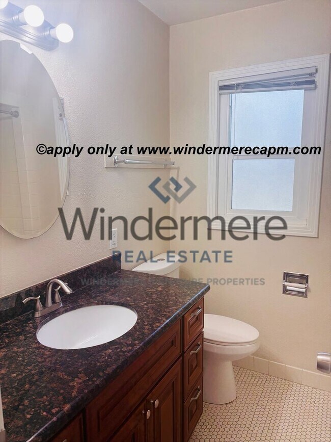 Building Photo - Unbeatable location! ! East Sac 2 bedroom 1 bath Duplex!!