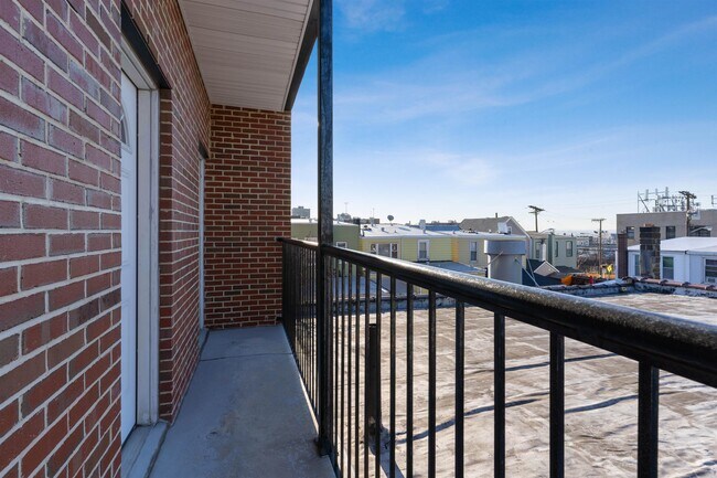 Building Photo - 725 Sip St