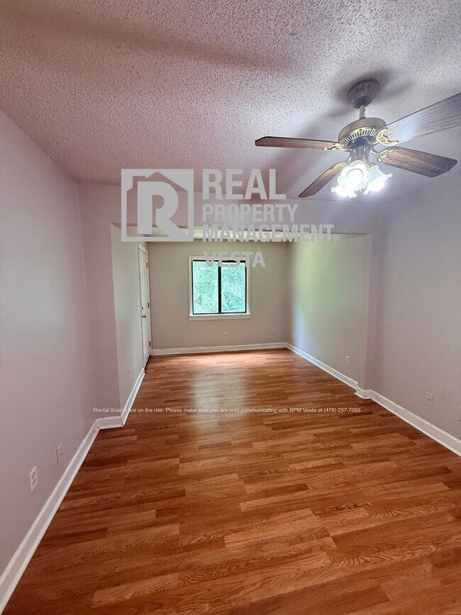 Building Photo - 3163 Highpoint Dr