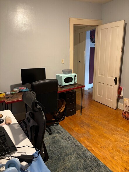 Building Photo - 1672 N Van Buren St