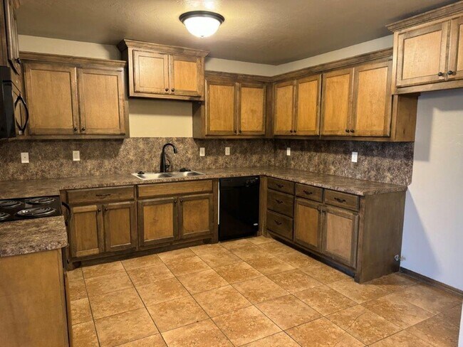 Building Photo - 3 bed 2 bath duplex in Chickasha! Ready fo...