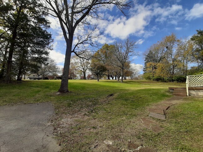 Building Photo - 105 Travis St