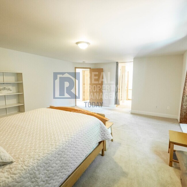 Building Photo - Beautiful 3 Bedroom and 2.5 Bathroom Home!...