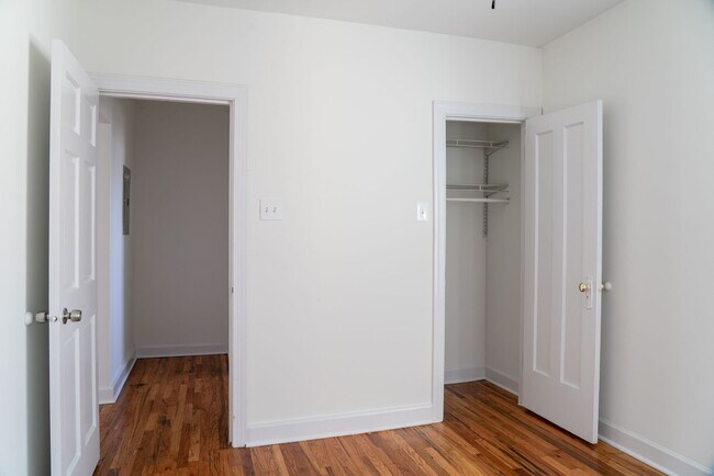 Building Photo - Albany Park - 2 Bed / 1 Bath - Dog Friendly!