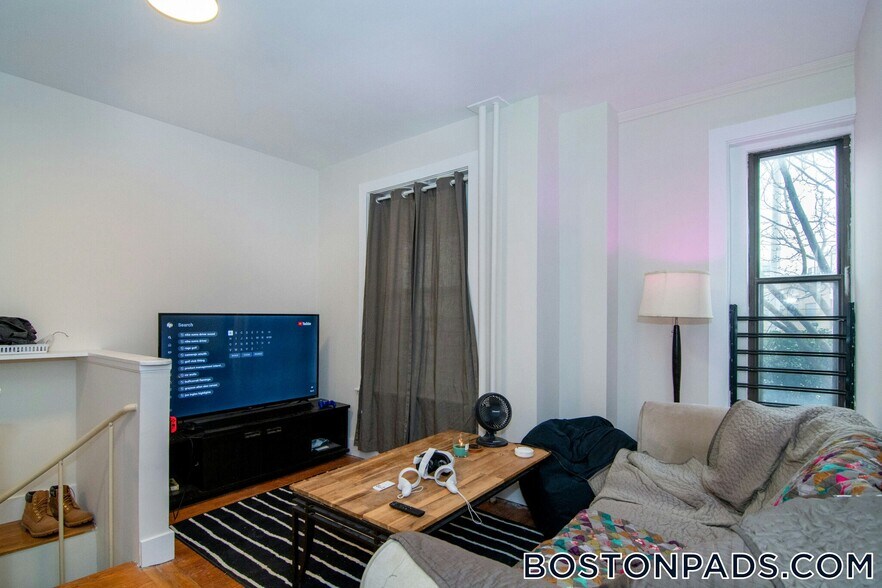 Building Photo - 448 Park Dr