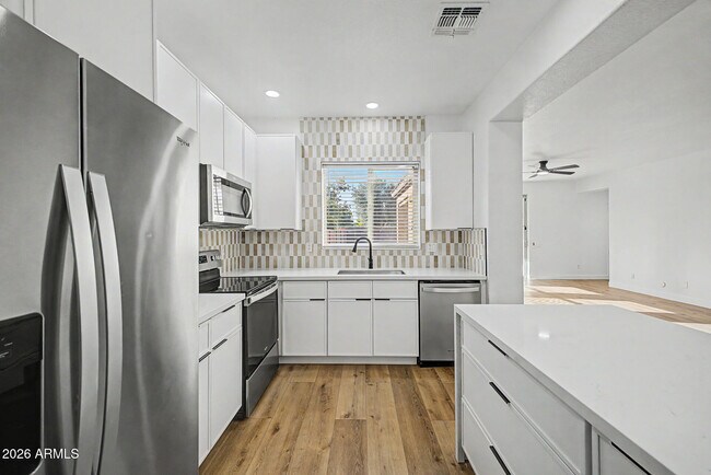 Building Photo - 706 E Las Colinas Pl