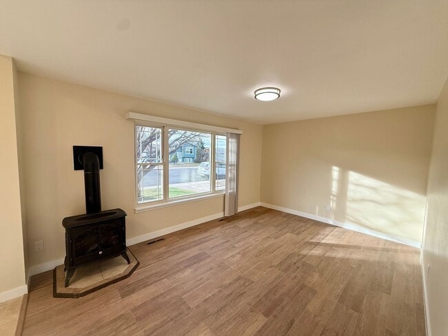 Building Photo - Great 3 bedroom 2 bath Home with Attached Garage in North Fort Collins, CO -  Newly Updated with ...