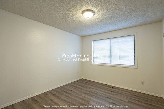 Building Photo - Charming Two-Bedroom Duplex in Aloha—Your ...