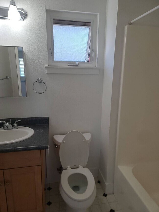 Building Photo - 1828 Matson St