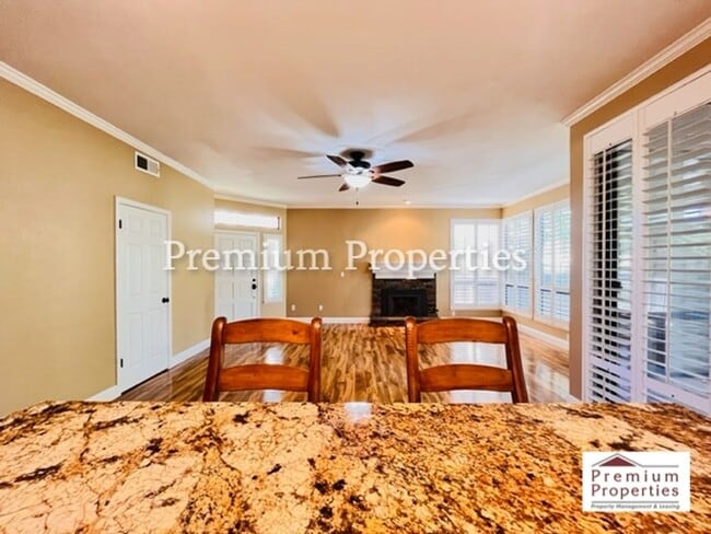 Building Photo - Beautiful 2BD/2BA Condo Unit in the Gated ...