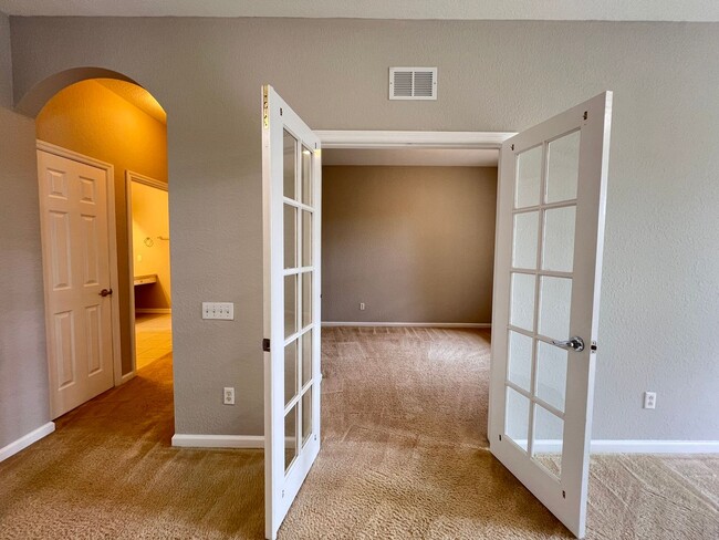 Building Photo - APARTMENT IN THE METROWEST AREA!