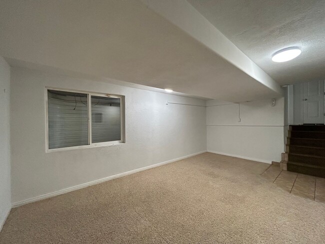 Building Photo - 3 Bedroom 1 Bathroom Basement Apartment Sp...