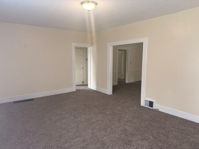 Building Photo - 3- bedroom 2 bathroom HEATHWOOD AREA!!