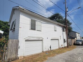 Building Photo - Large 2/1 Garage Apartment