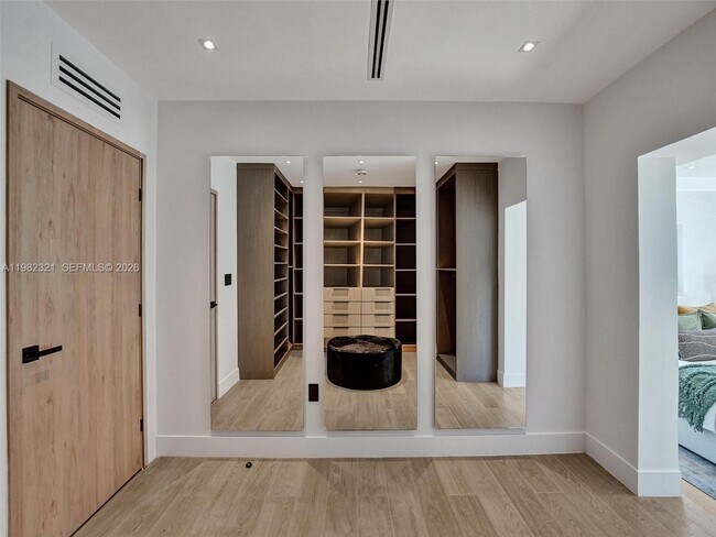 Building Photo - 2066 NE 174th St