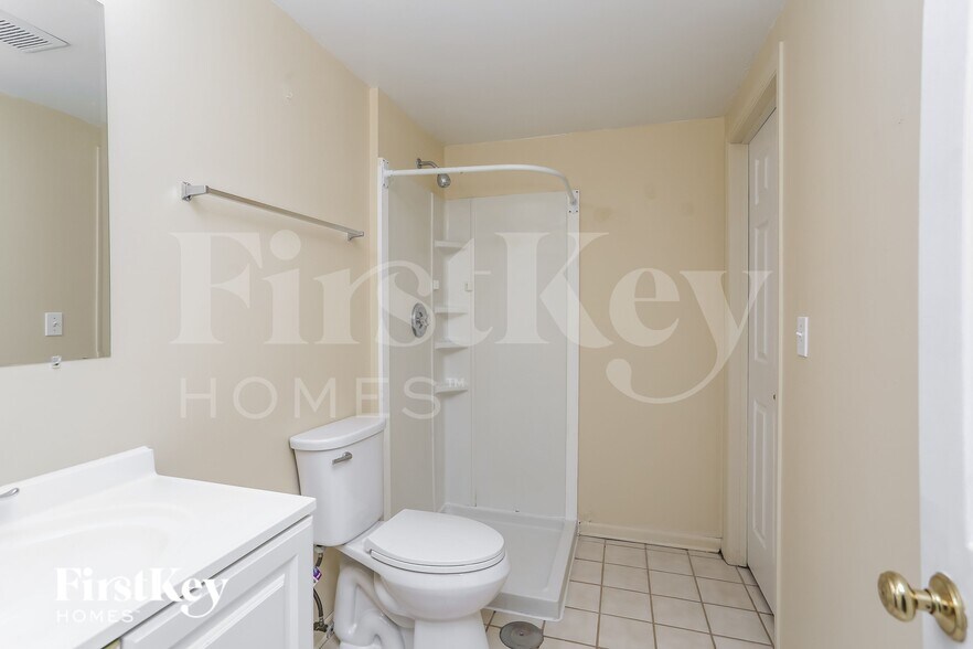 Building Photo - 915 Camelot Dr