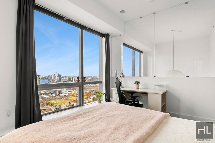 Building Photo - Furnished 2bed/2bath Penthouse w/Views