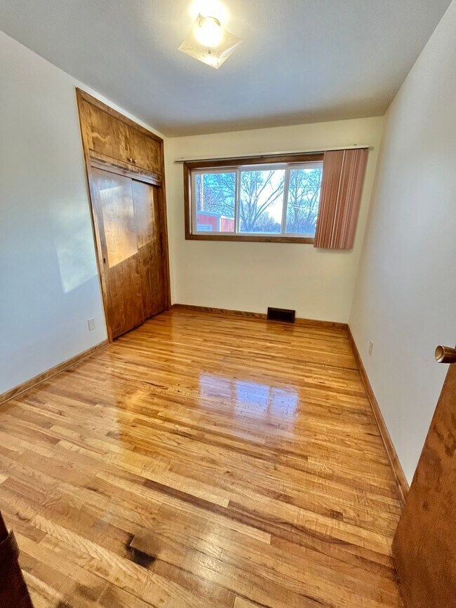 Building Photo - Large 3 Bed/2 Bath East Side Rental Home!