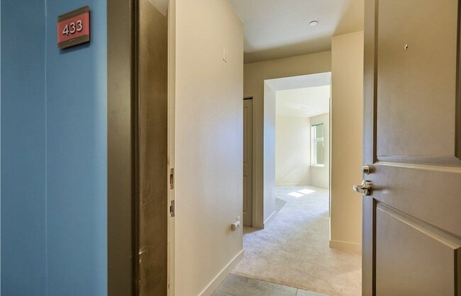 Building Photo - Open 1-bed condo in the Heart of Ballard