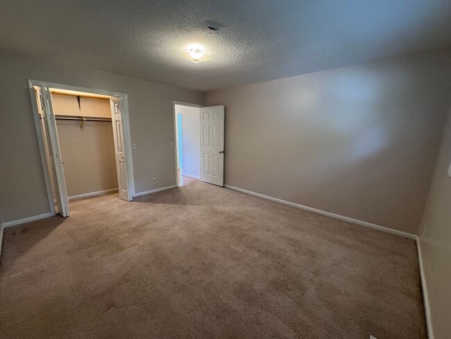 Building Photo - 1709 Oak Hill Dr S