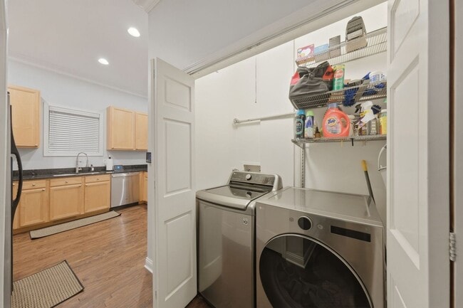 Building Photo - 724 W Briar Pl