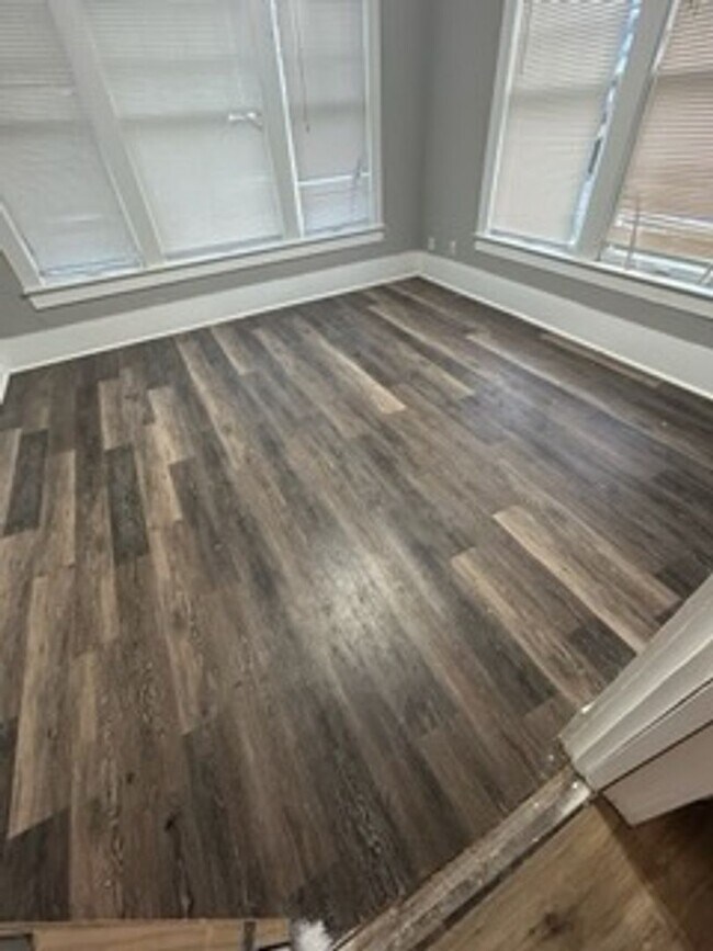 Building Photo - 350 W Waco Ave