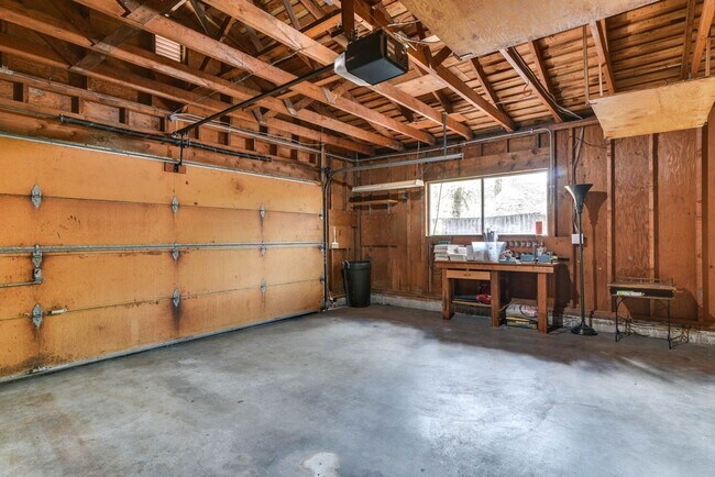 Building Photo - Terra Linda Home - 3 Bedrooms, 2 Baths, 1,...