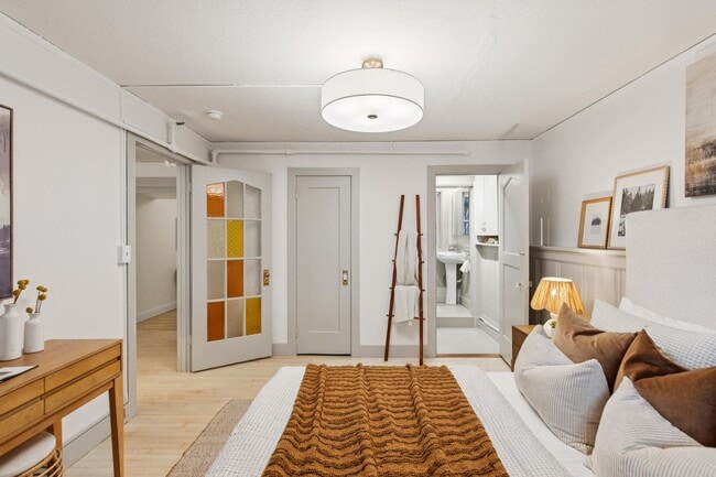 Building Photo - Pacific Heights: Updated Condo w/ Enchanti...