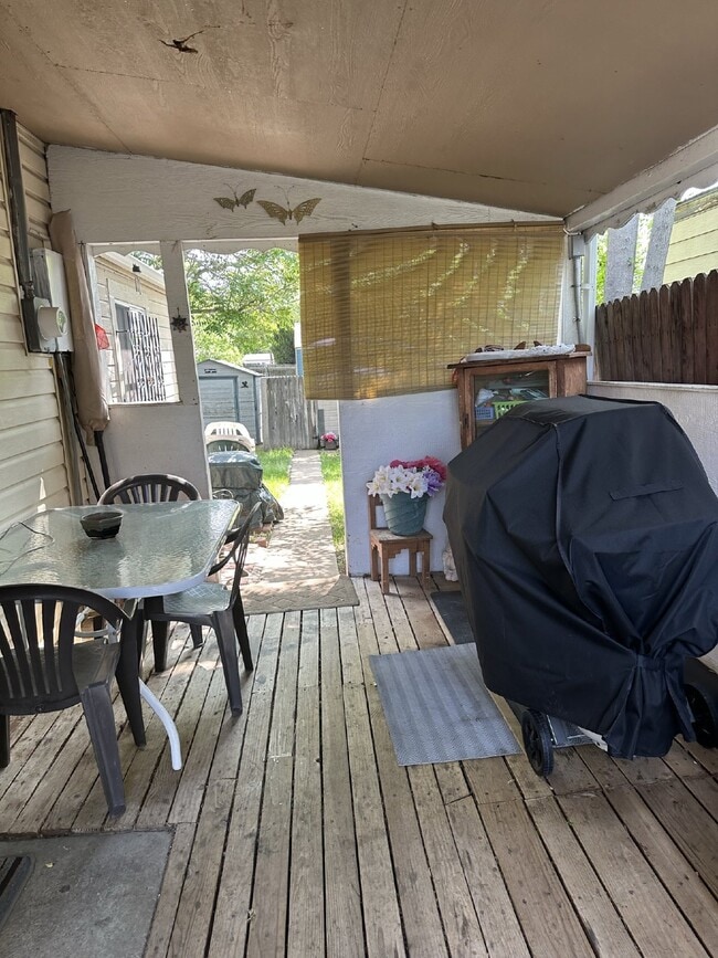 Building Photo - Don't Miss Out This 3 Bed/1 Bath Home in C...