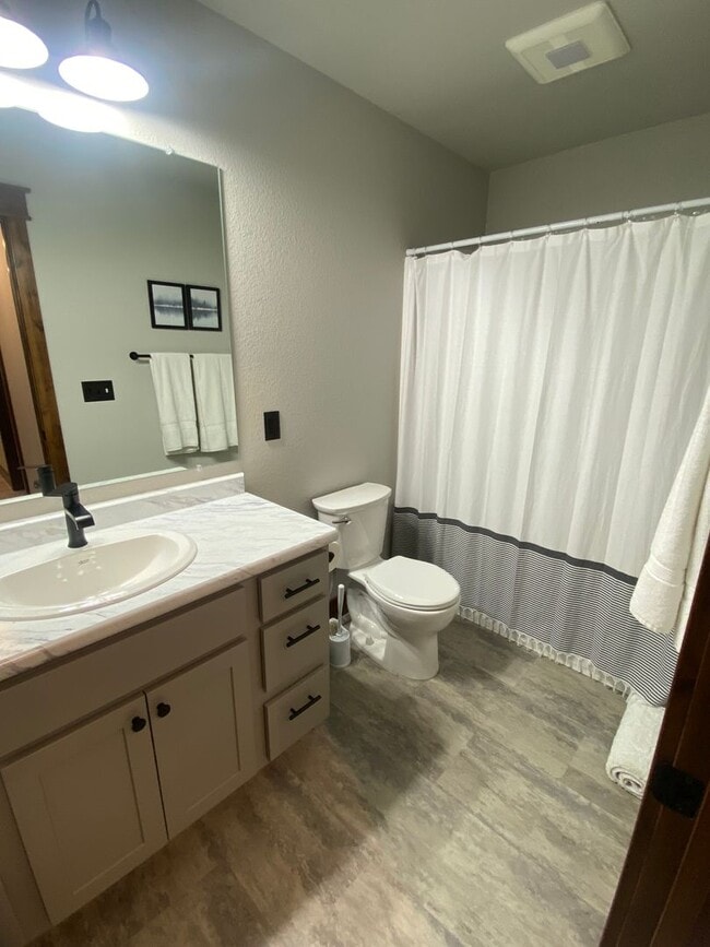 Building Photo - Beautifully 3 bed/2bath Hamilton home Furn...