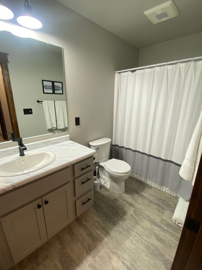 Building Photo - Beautifully Furnished 3 bed/2bath Hamilton...