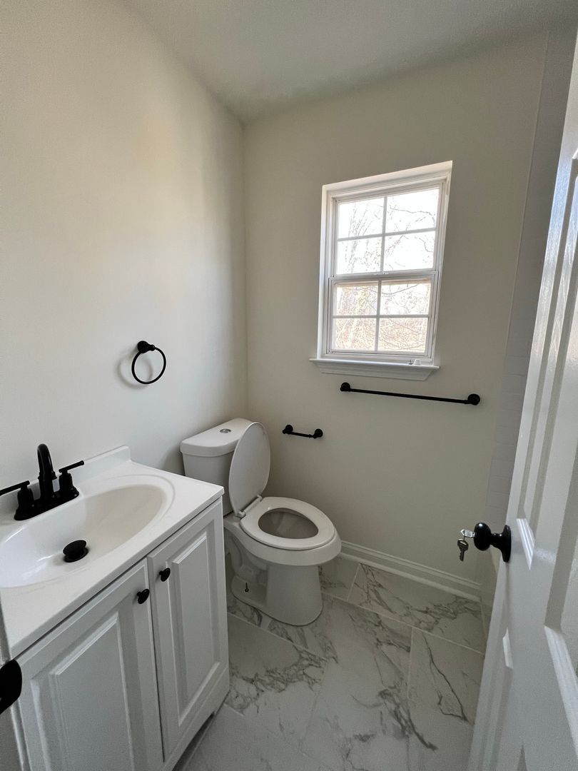 Building Photo - 829 Sylvan Dr