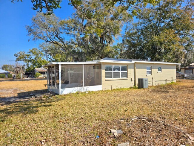 Building Photo - Charming 2-Bedroom Home with Countryside Views and Modern Amenities