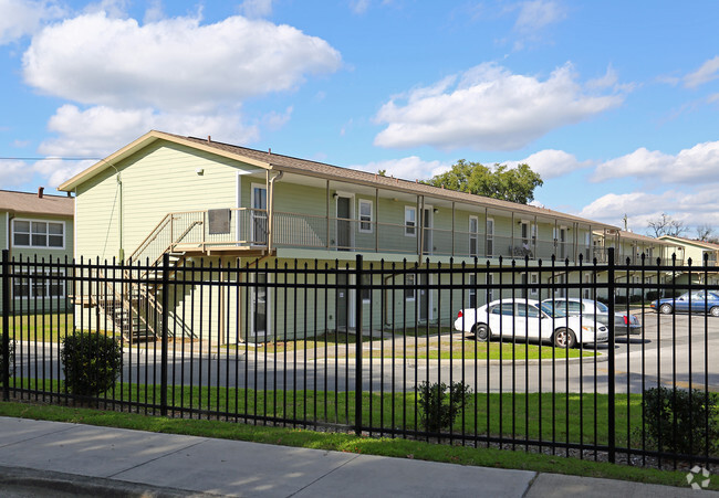 Primary Photo - Parkside Gardens Apartments