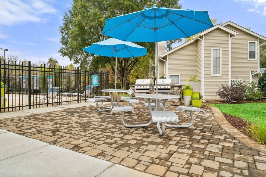 Grilling Pavilion at Hawthorne at Oak Ridge in Greensboro, NC - Hawthorne at Oak Ridge