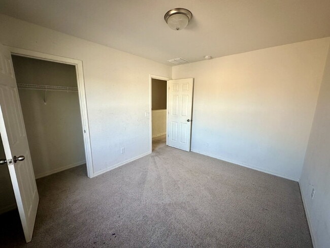 Building Photo - 226 W Watson Ct