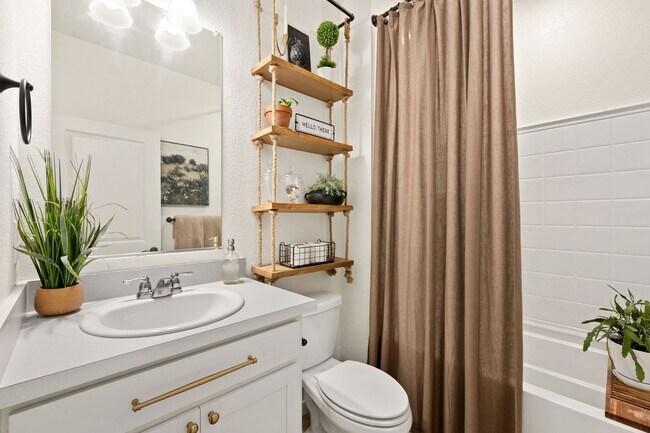 Building Photo - Upgraded 5-Bedroom Home in Immaculate Condition