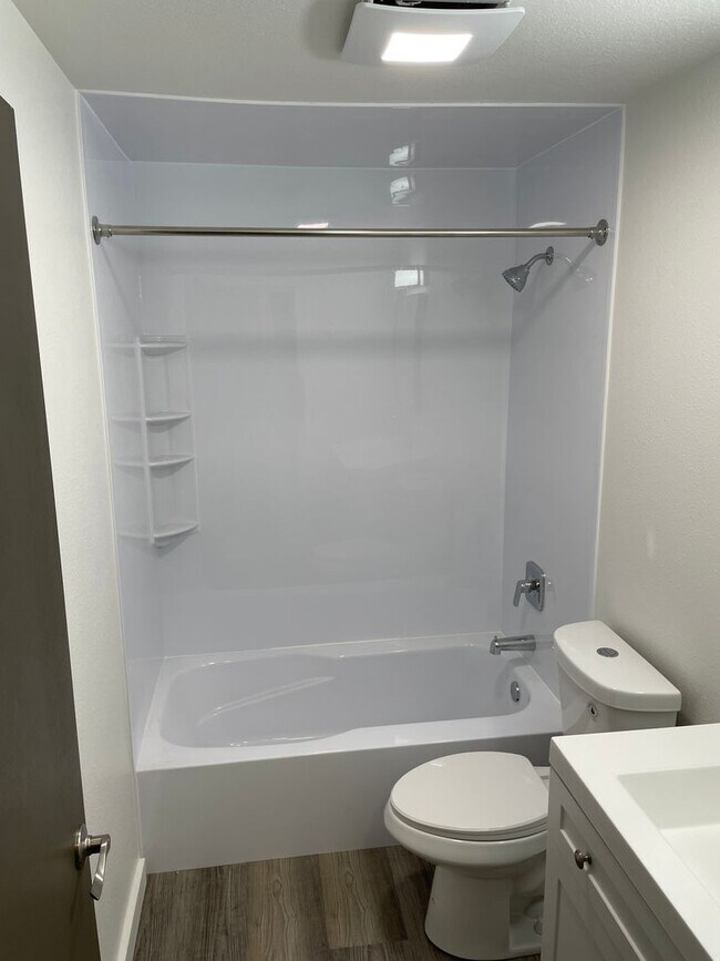 Building Photo - Brand new remodel - top floor 2 bedroom wi...