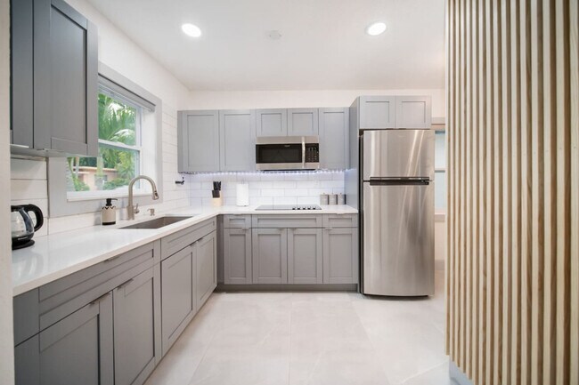 Building Photo - 847 NE 16th Ave