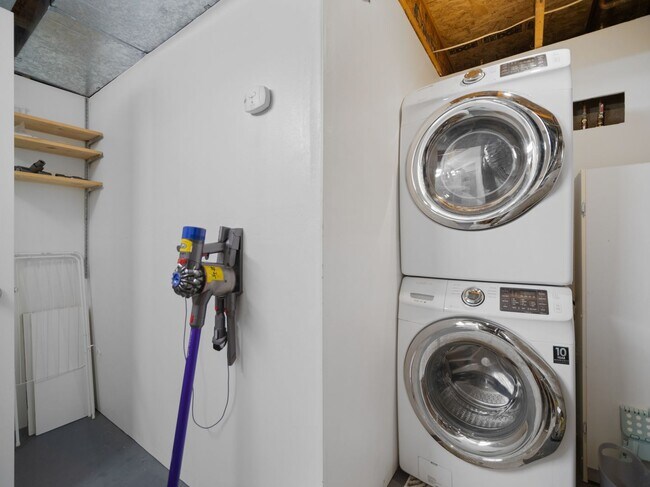 Building Photo - Bright & Comfortable 3 Bedroom Home (Furnished)