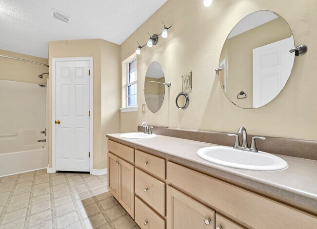 Building Photo - 4bed/2bath...Navarre home!